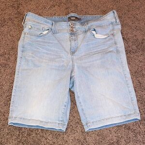 Sz 18 Torrid Bermuda Short